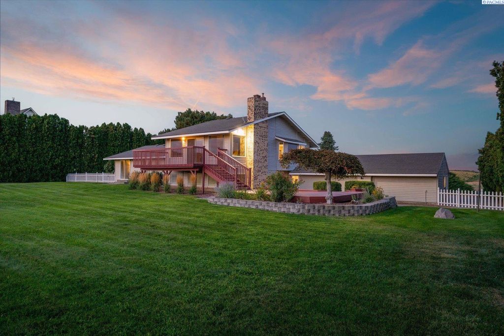 Photo of 590 Mcdonald Dr, Pasco, WA 99301 (MLS # 291347)