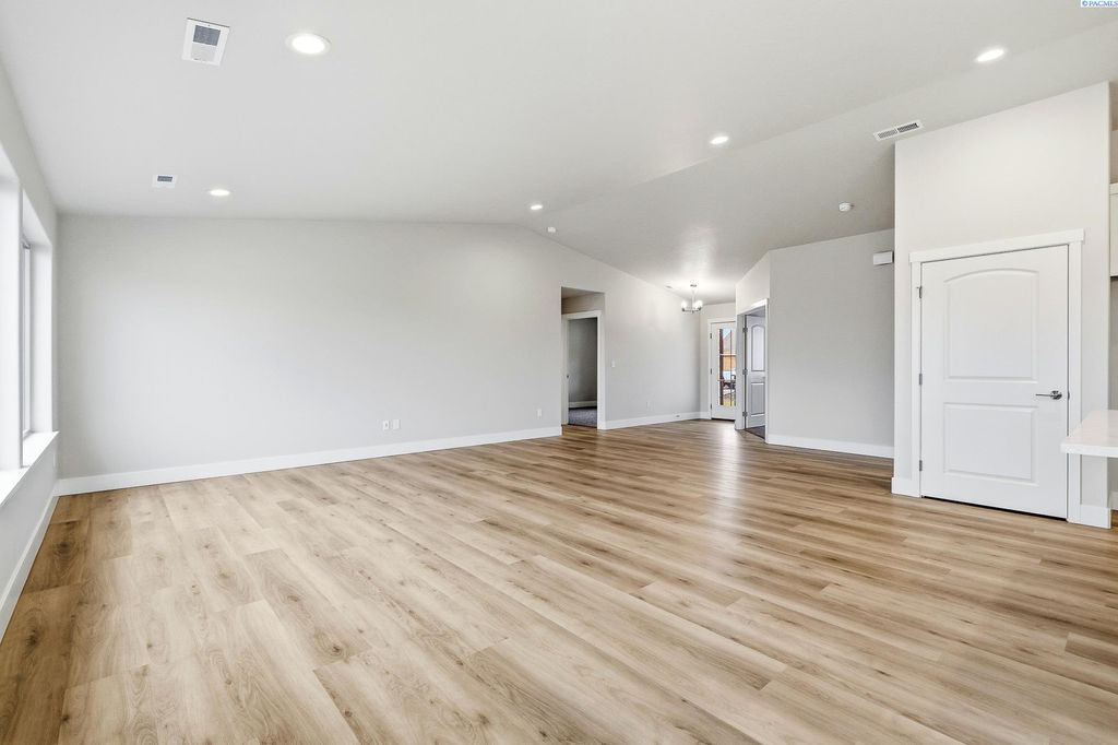 Photo of 10519 Atlantic Dr, Pasco, WA 99301 (MLS # 289347)