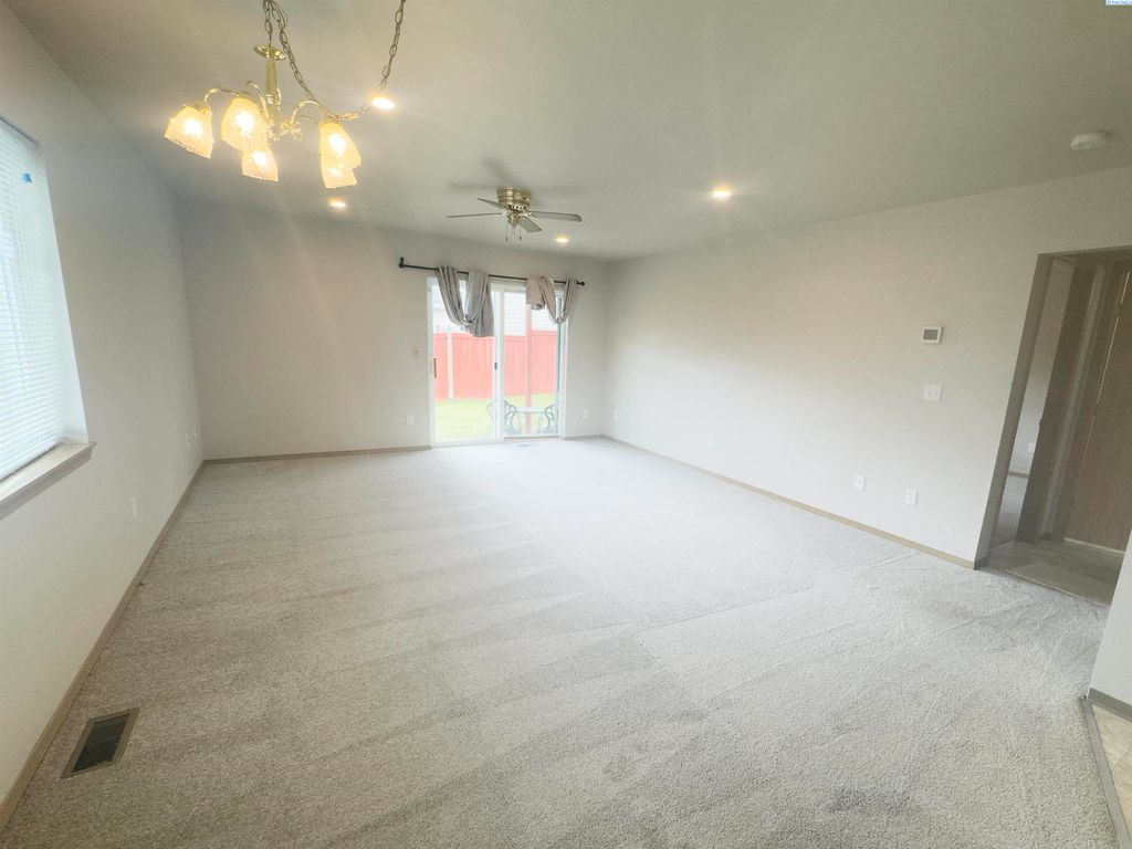 Photo of 405 NW Terre View Dr, Pullman, WA 99163 (MLS # 290928)