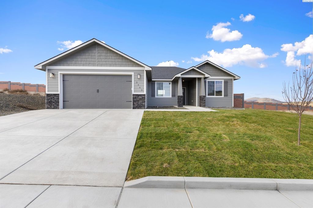 Photo of 2962 S Belfair Street, Kennewick, WA 99338 (MLS # 289637)