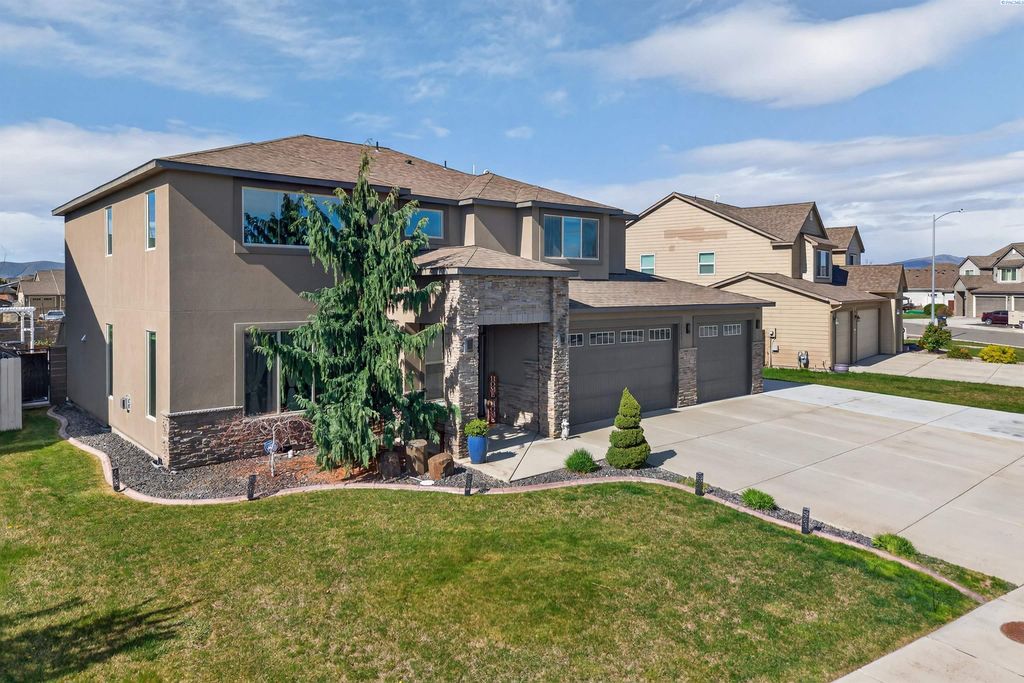 Photo of 1393 Diamond Loop, West Richland, WA 99353 (MLS # 292048)