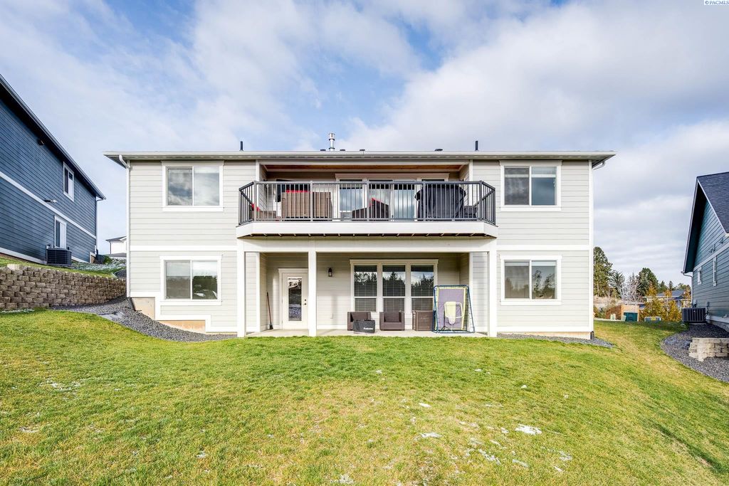 Photo of 815 SW Panorama Drive, Pullman, WA 99163 (MLS # 289758)