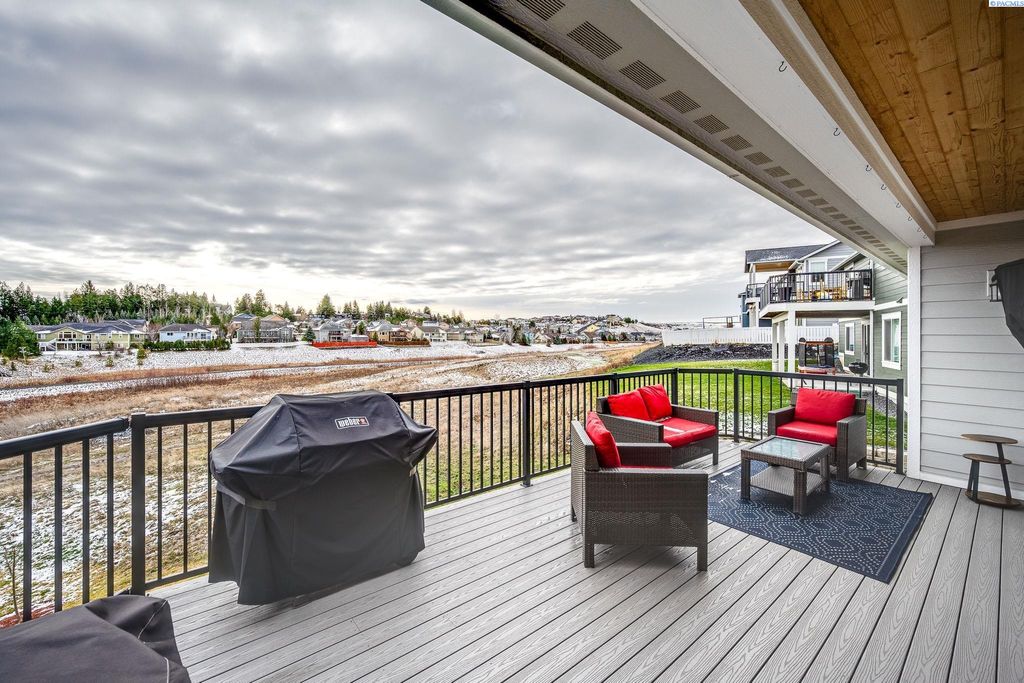 Photo of 815 SW Panorama Drive, Pullman, WA 99163 (MLS # 289758)