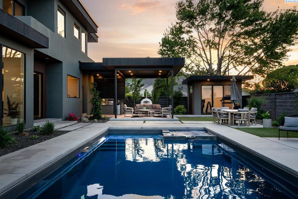 Photo of 522 Melissa Street, Richland, WA 99352 (MLS # 290381)