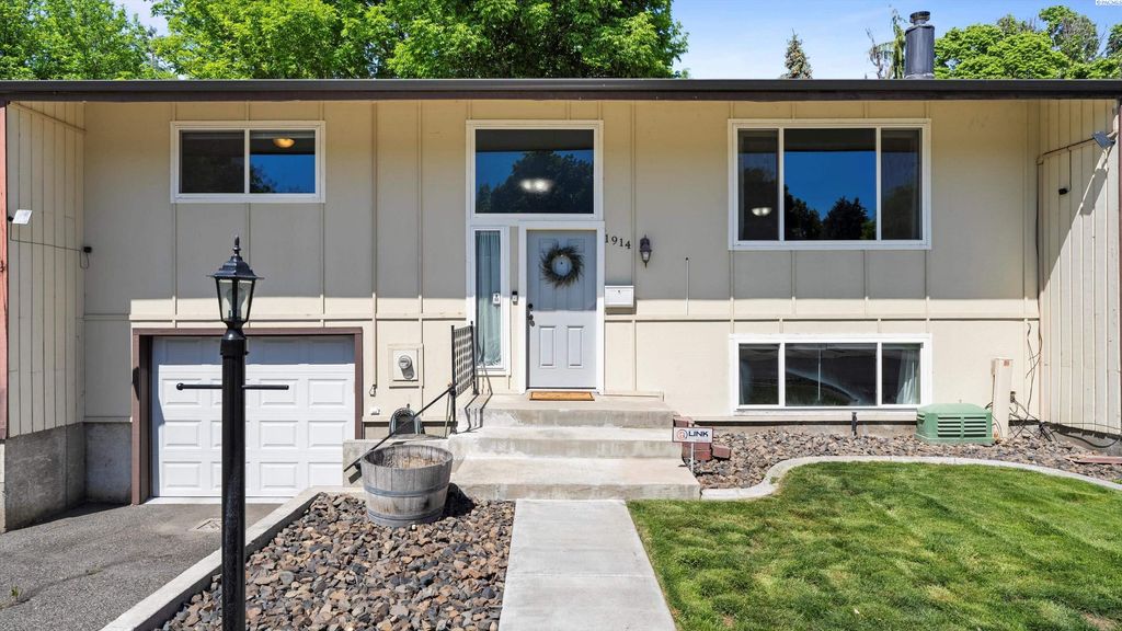 Photo of 1914 Mahan Ave, Richland, WA 99354 (MLS # 283974)