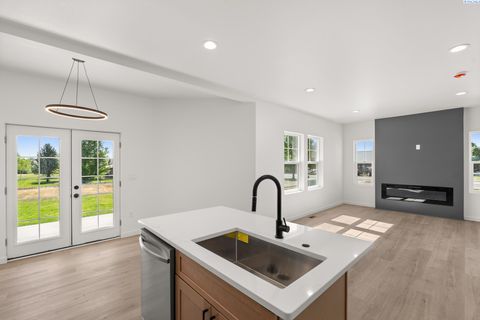 Photo of 803 Fountain Blvd, Zillah, WA 98953 (MLS # 292714)
