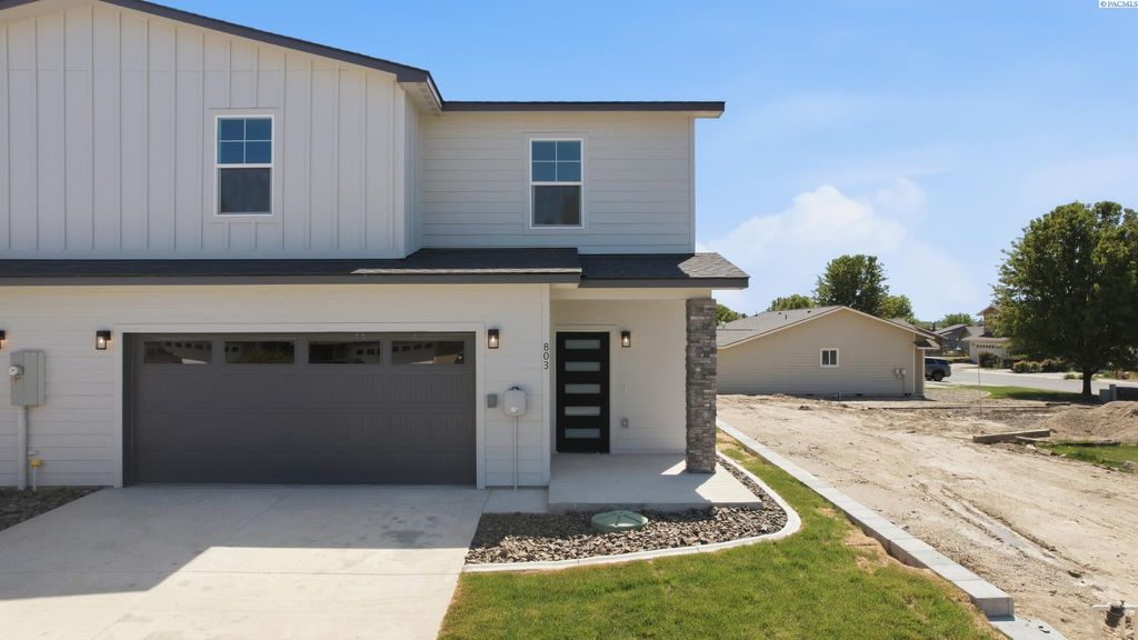 Photo of 803 Fountain Blvd, Zillah, WA 98953 (MLS # 292714)