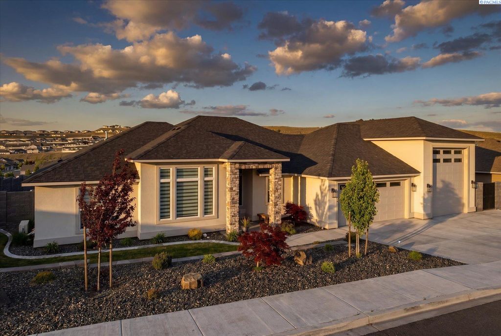Photo of 7056 W 33rd Place, Kennewick, WA 99338 (MLS # 292392)