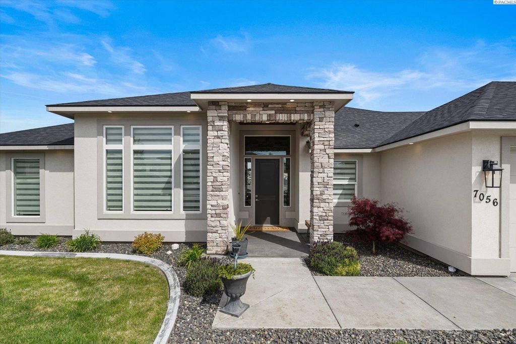 Photo of 7056 W 33rd Place, Kennewick, WA 99338 (MLS # 292392)