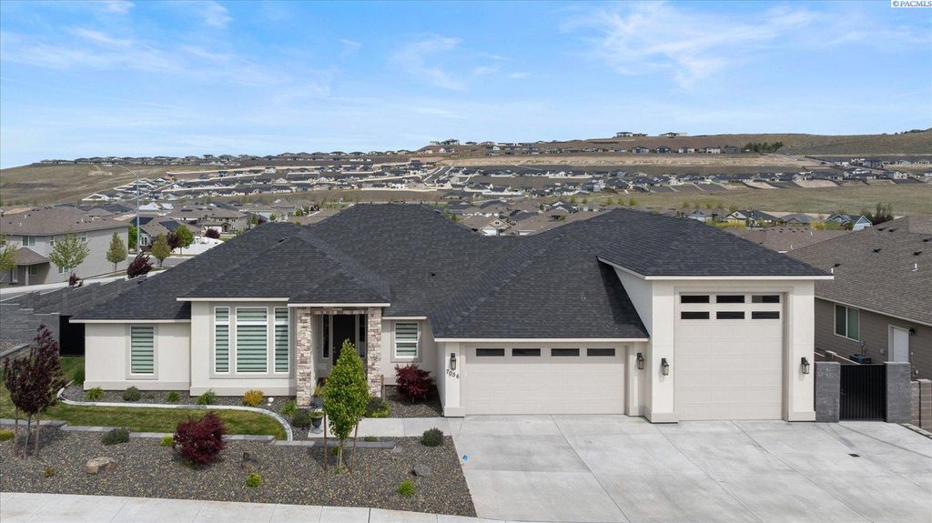 Photo of 7056 W 33rd Place, Kennewick, WA 99338 (MLS # 292392)