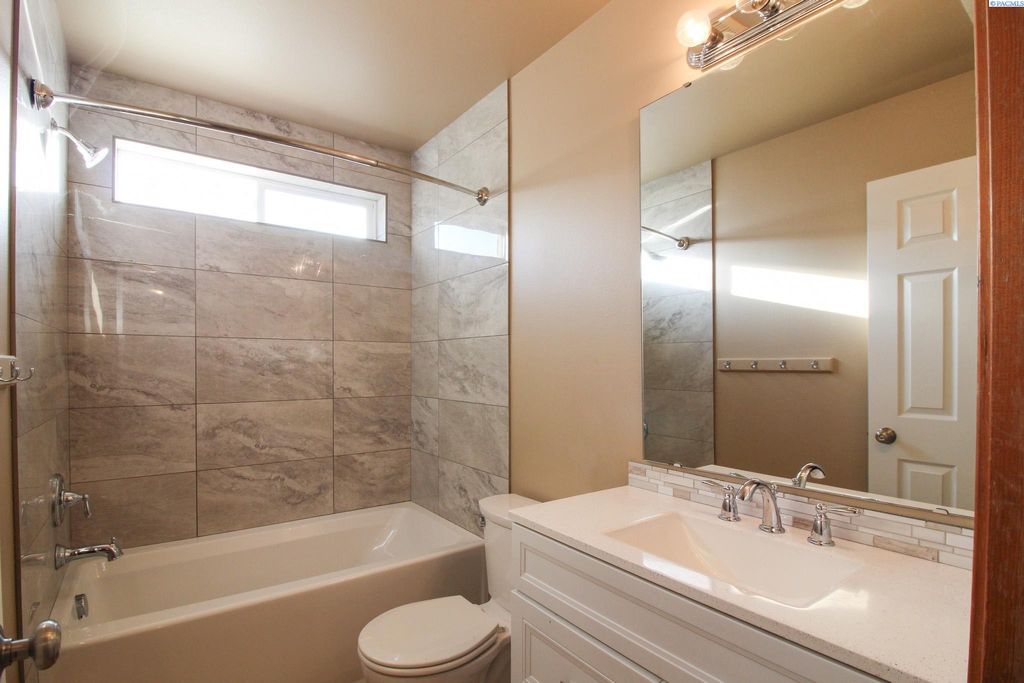 Photo of 1784 Rowan Court, Richland, WA 99352 (MLS # 289531)