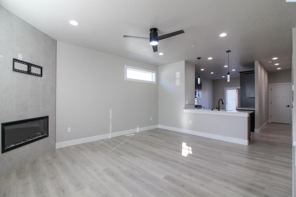 Photo of 775 Rio Vista Loop, Richland, WA 99352 (MLS # 289866)