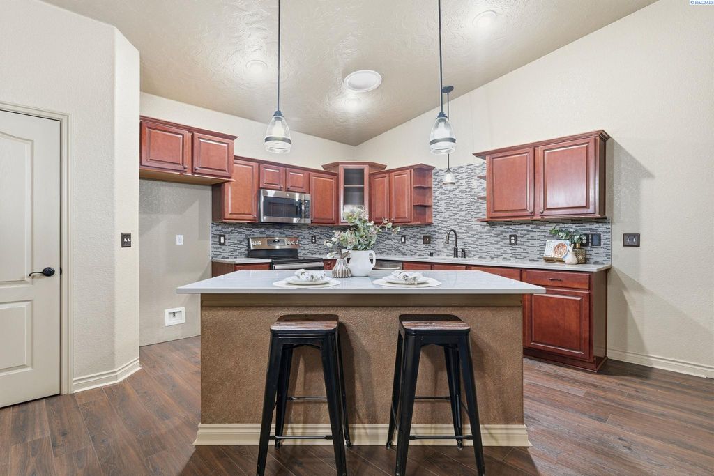 Photo of 9415 Vincenzo Drive, Pasco, WA 99301 (MLS # 289711)