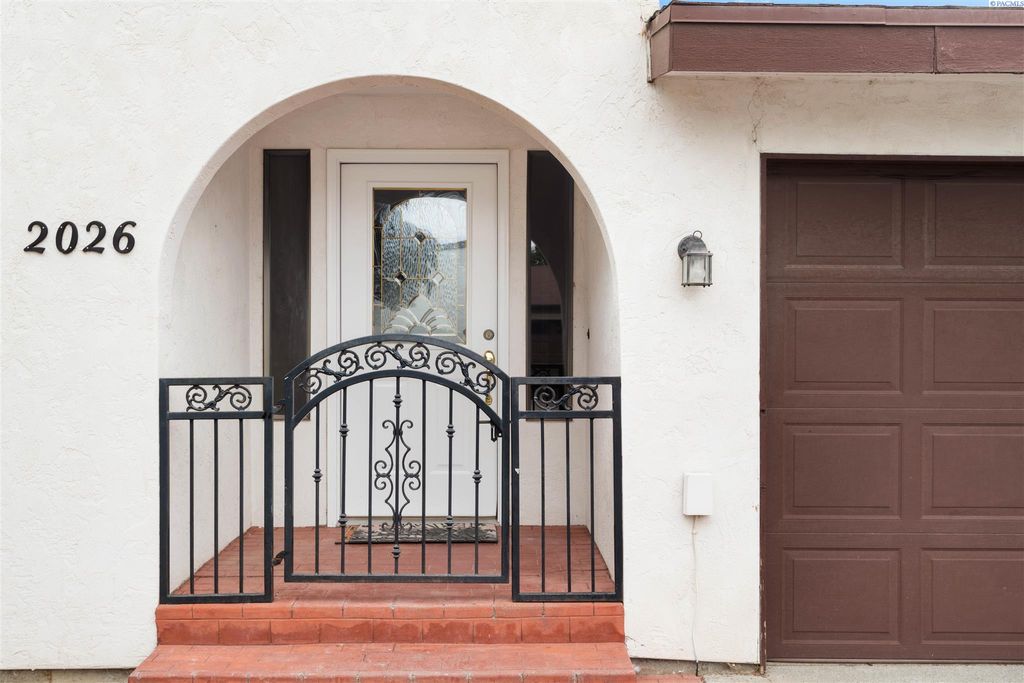 Photo of 2026 Venturi Court, Richland, WA 99352 (MLS # 290035)