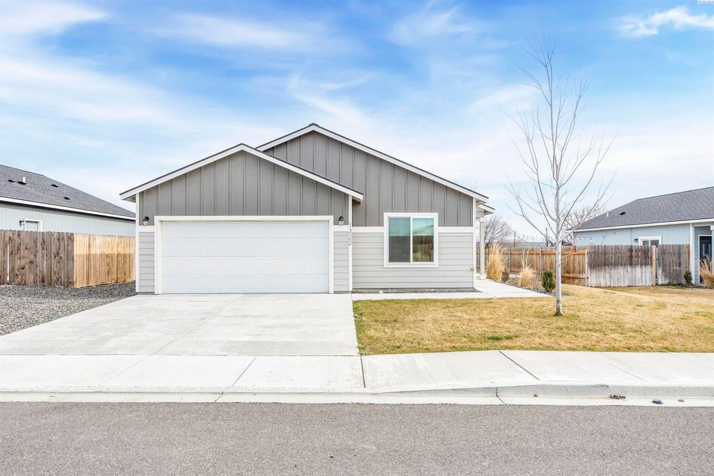 Photo of 1322 13th St, Benton City, WA 99320 (MLS # 290609)