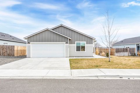 Photo of 1322 13th St, Benton City, WA 99320 (MLS # 290609)