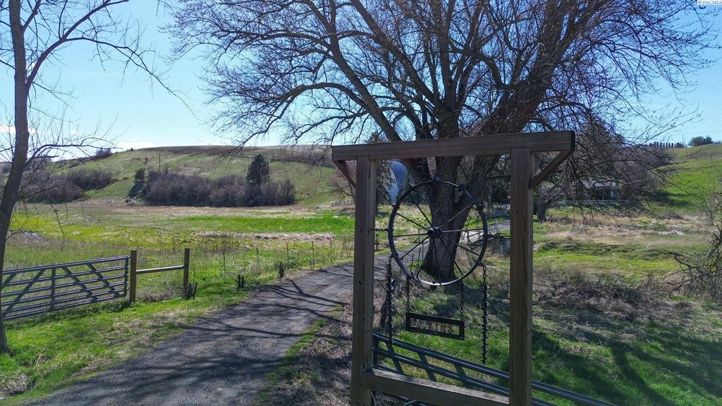 Photo of 1905 SE Johnson Ave, Pullman, WA 99163 (MLS # 292019)