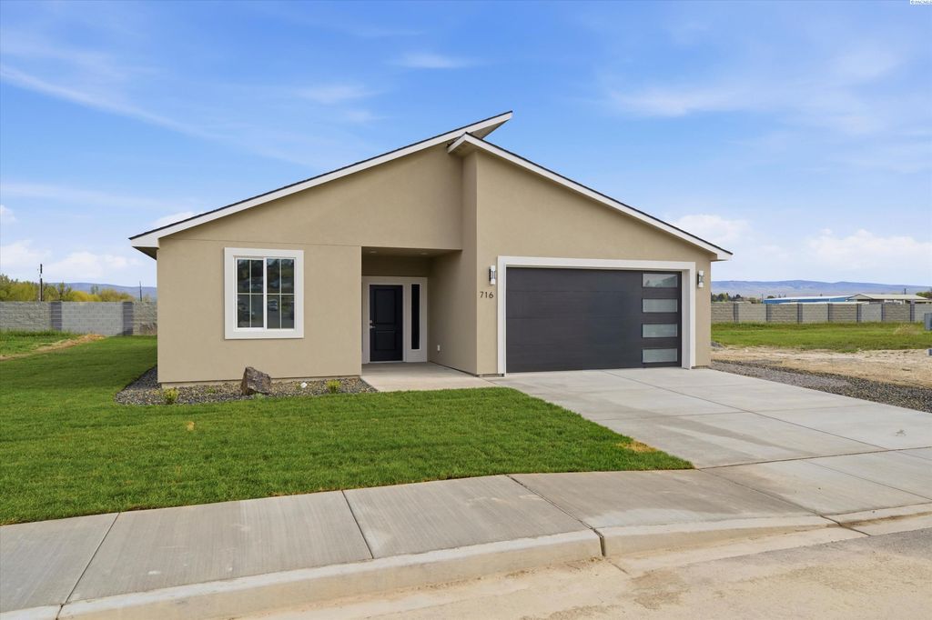 Photo of 716 San Jose Ave, Sunnyside, WA 98944 (MLS # 292140)