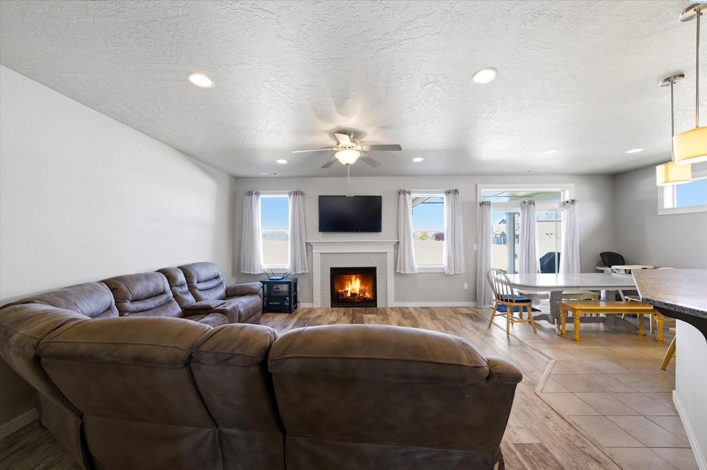 Photo of 4110 Sturdee Lane, Pasco, WA 99301 (MLS # 292597)