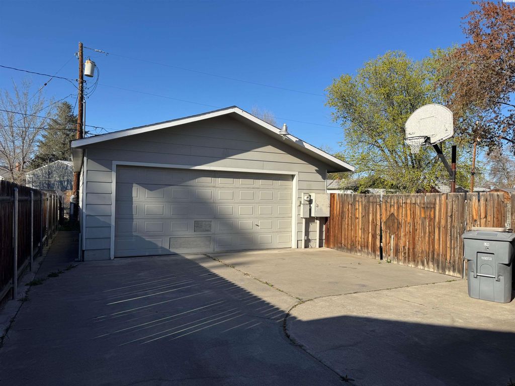 Photo of 612 Blue Street, Richland, WA 99354 (MLS # 291722)