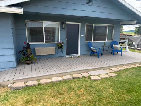 Photo of 1114 Horne Dr, Benton City, WA 99320 (MLS # 294975)