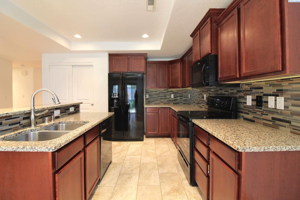 Photo of 517 Jordan Lane, Richland, WA 99352 (MLS # 288156)