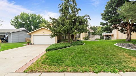 Photo of 8720 W Falls Ave, Kennewick, WA 99336 (MLS # 294864)