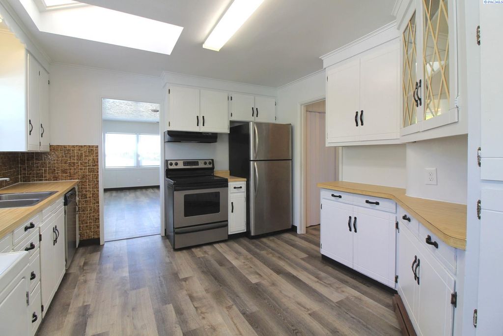 Photo of 700 E Adams Street, Richland, WA 99352 (MLS # 291011)