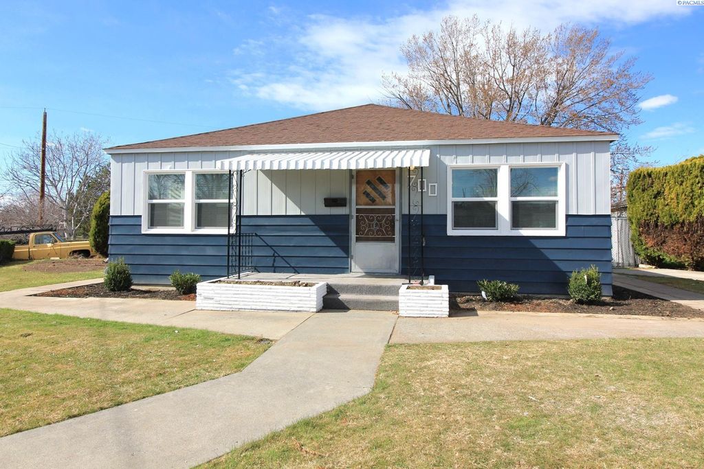 Photo of 700 E Adams Street, Richland, WA 99352 (MLS # 291011)