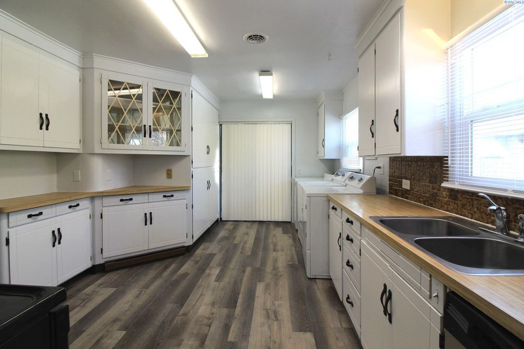 Photo of 700 E Adams Street, Richland, WA 99352 (MLS # 291011)