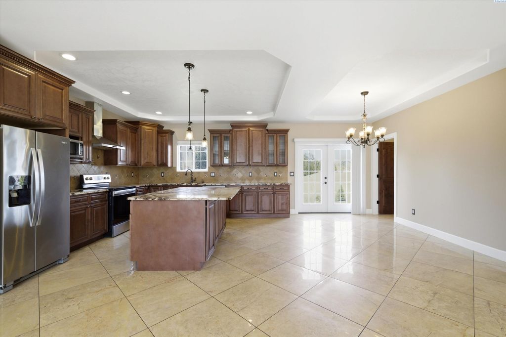 Photo of 4802 W Canal Drive, Kennewick, WA 99336 (MLS # 292305)