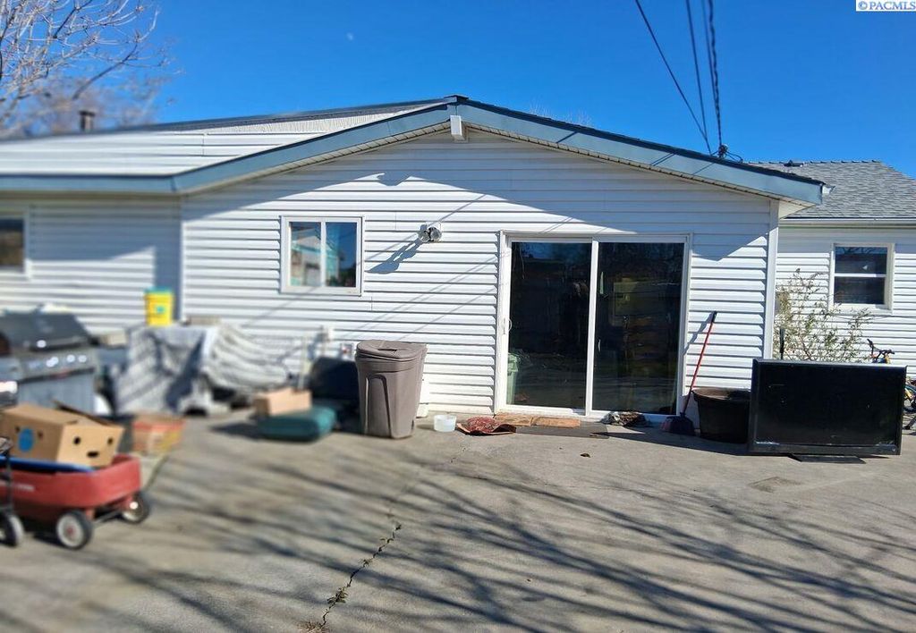 Photo of 818 S Juniper St, Kennewick, WA 99336 (MLS # 290917)
