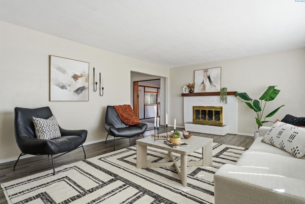 Photo of 4002 W Okanogan Ave, Kennewick, WA 99336 (MLS # 291183)