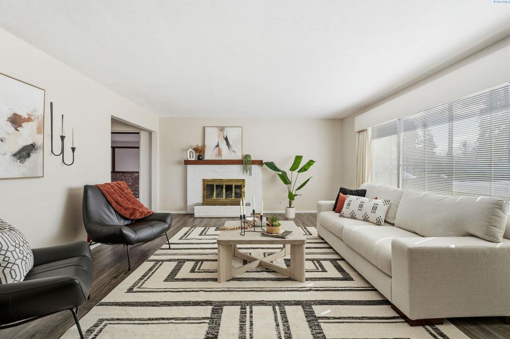 Photo of 4002 W Okanogan Ave, Kennewick, WA 99336 (MLS # 291183)