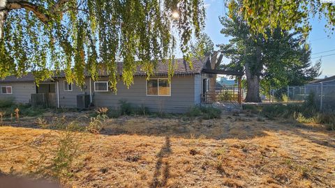 Photo of 909 Appleway Road, Grandview, WA 98930 (MLS # 288030)