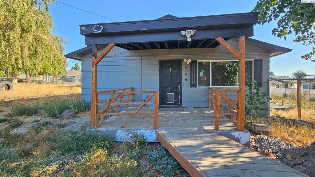 Photo of 909 Appleway Road, Grandview, WA 98930 (MLS # 288030)