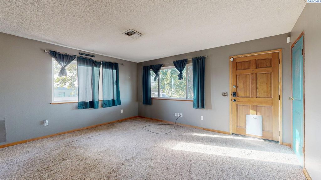 Photo of 909 Appleway Road, Grandview, WA 98930 (MLS # 288030)