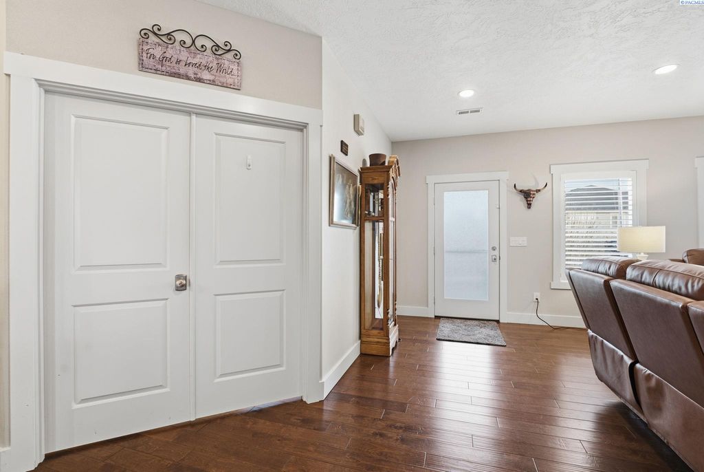 Photo of 3352 S Lincoln Place, Kennewick, WA 99336 (MLS # 289108)