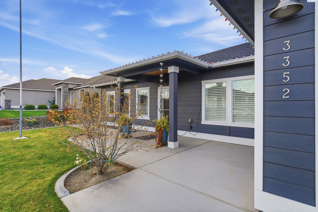 Photo of 3352 S Lincoln Place, Kennewick, WA 99336 (MLS # 289108)