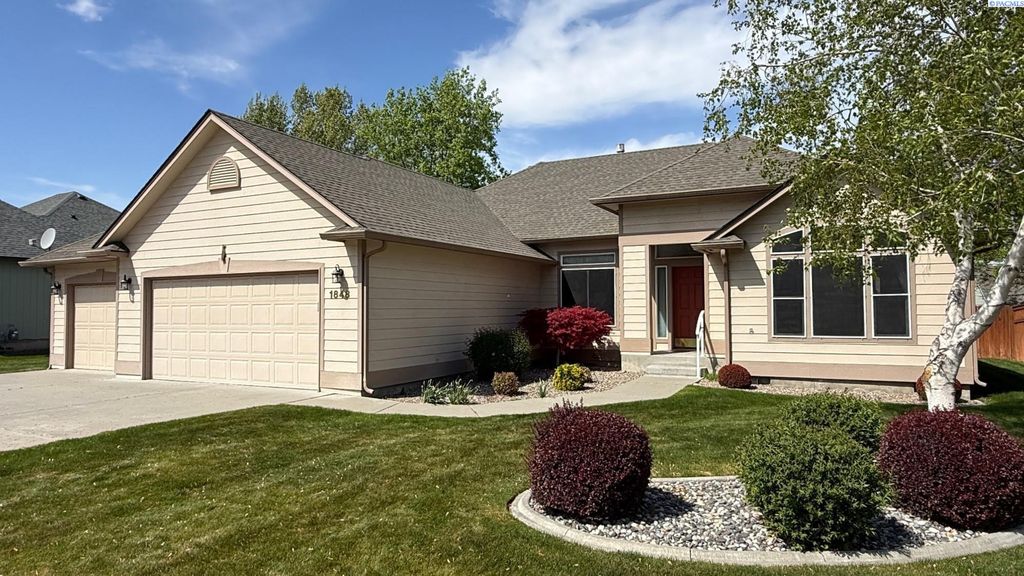 Photo of 1848 Maui Dr, Richland, WA 99352 (MLS # 292365)