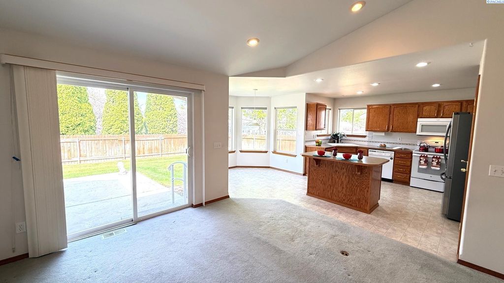 Photo of 1848 Maui Dr, Richland, WA 99352 (MLS # 292365)