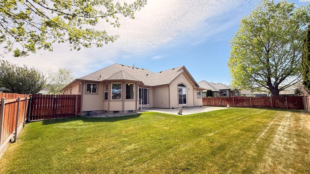 Photo of 1848 Maui Dr, Richland, WA 99352 (MLS # 292365)