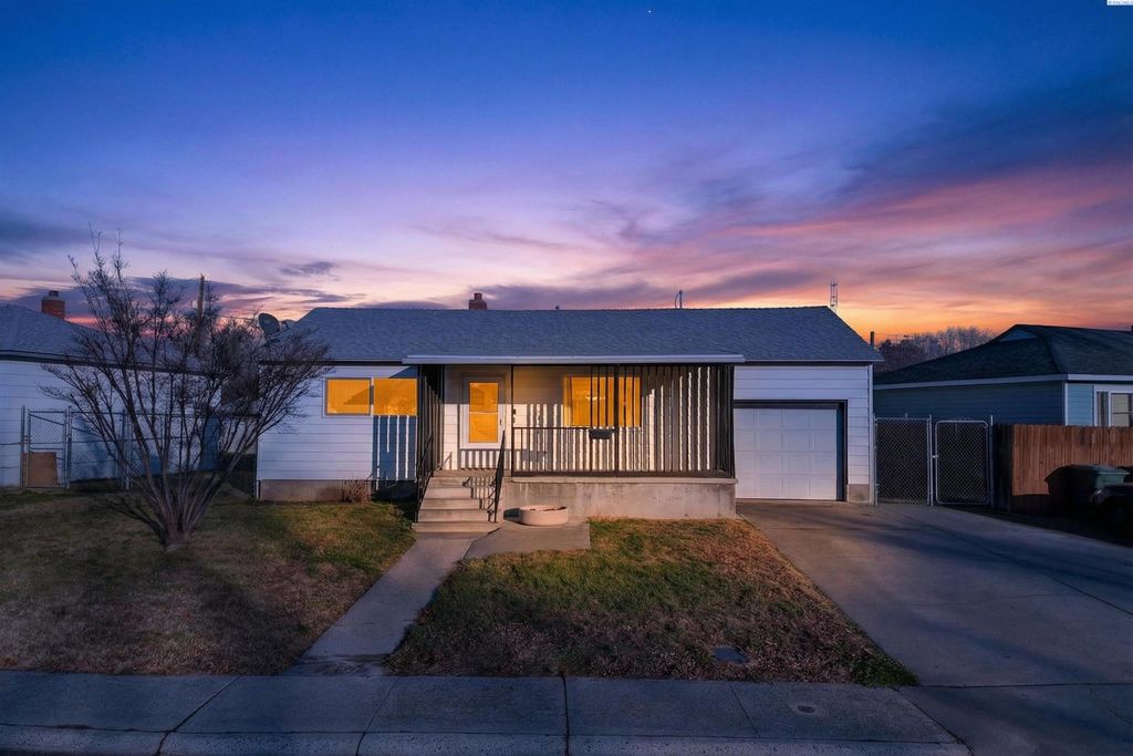 Photo of 2018 Blue Ave, Richland, WA 99354 (MLS # 289670)