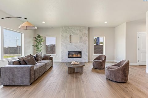 Photo of 7402 Grapevine Ct, West Richland, WA 99353 (MLS # 289329)