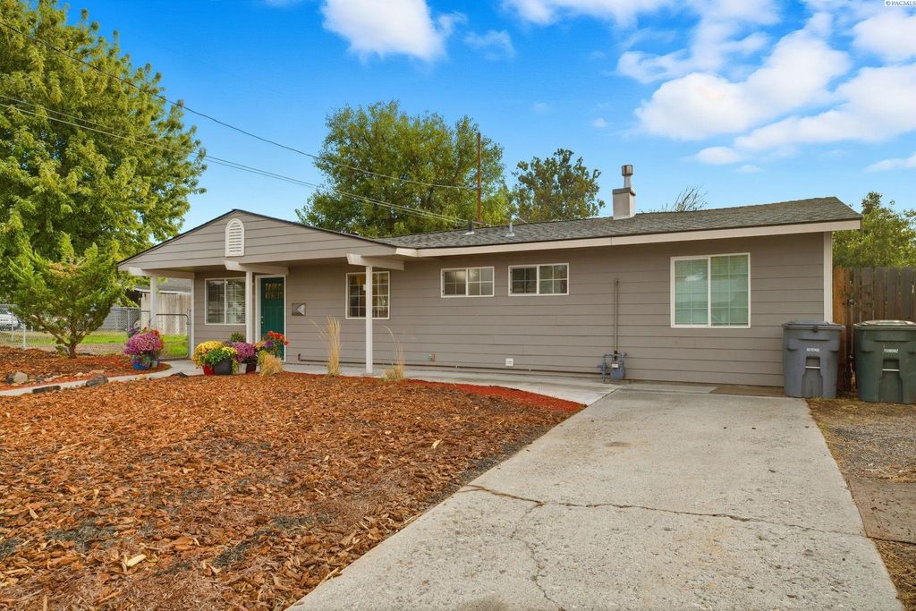 Photo of 2209 Boise St, Richland, WA 99352 (MLS # 288421)