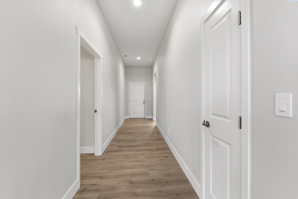 Photo of 1607 Castlewood Ct, Grandview, WA 98930 (MLS # 290911)