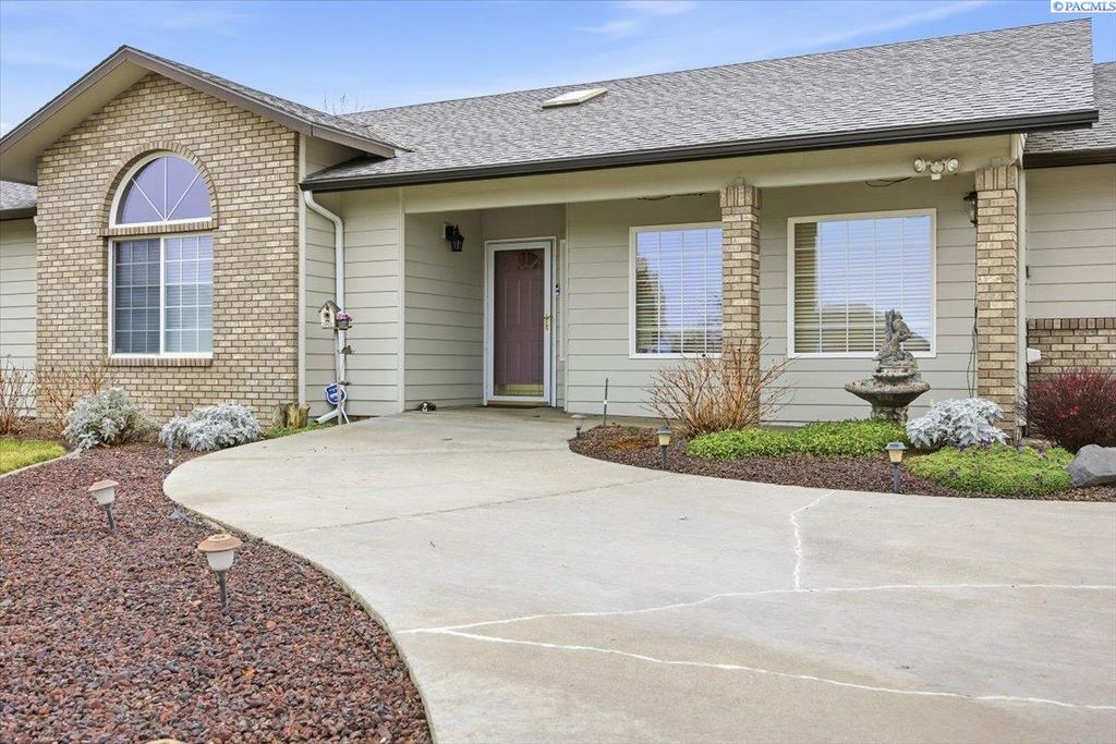Photo of 4105 Southlake Ct, West Richland, WA 99353 (MLS # 290320)