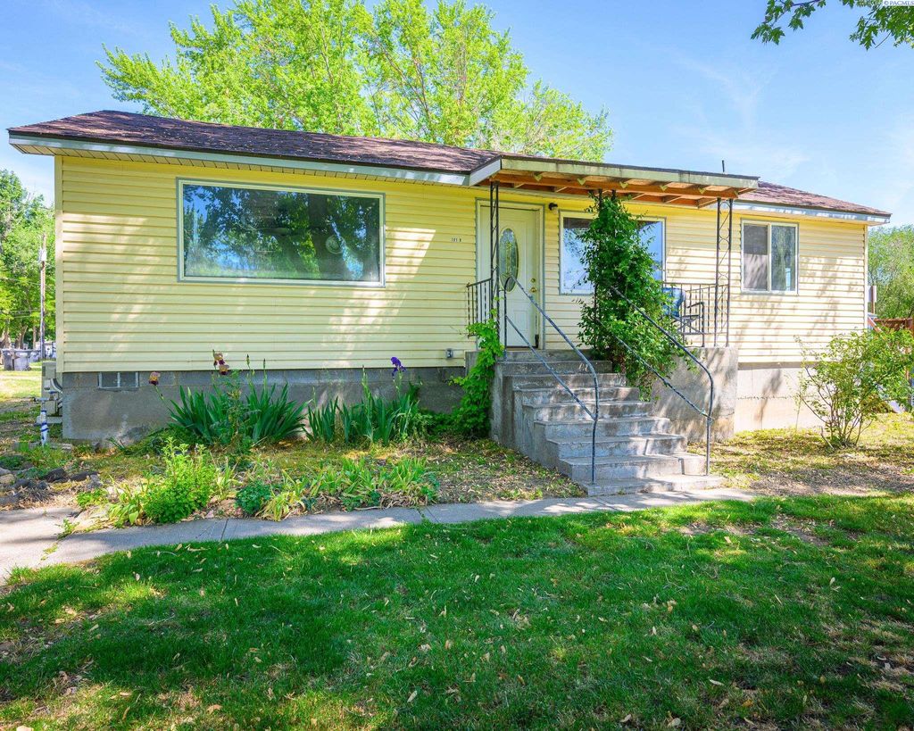 Photo of 101 Abby Avenue #b AVE, Benton City, WA 99320 (MLS # 292769)