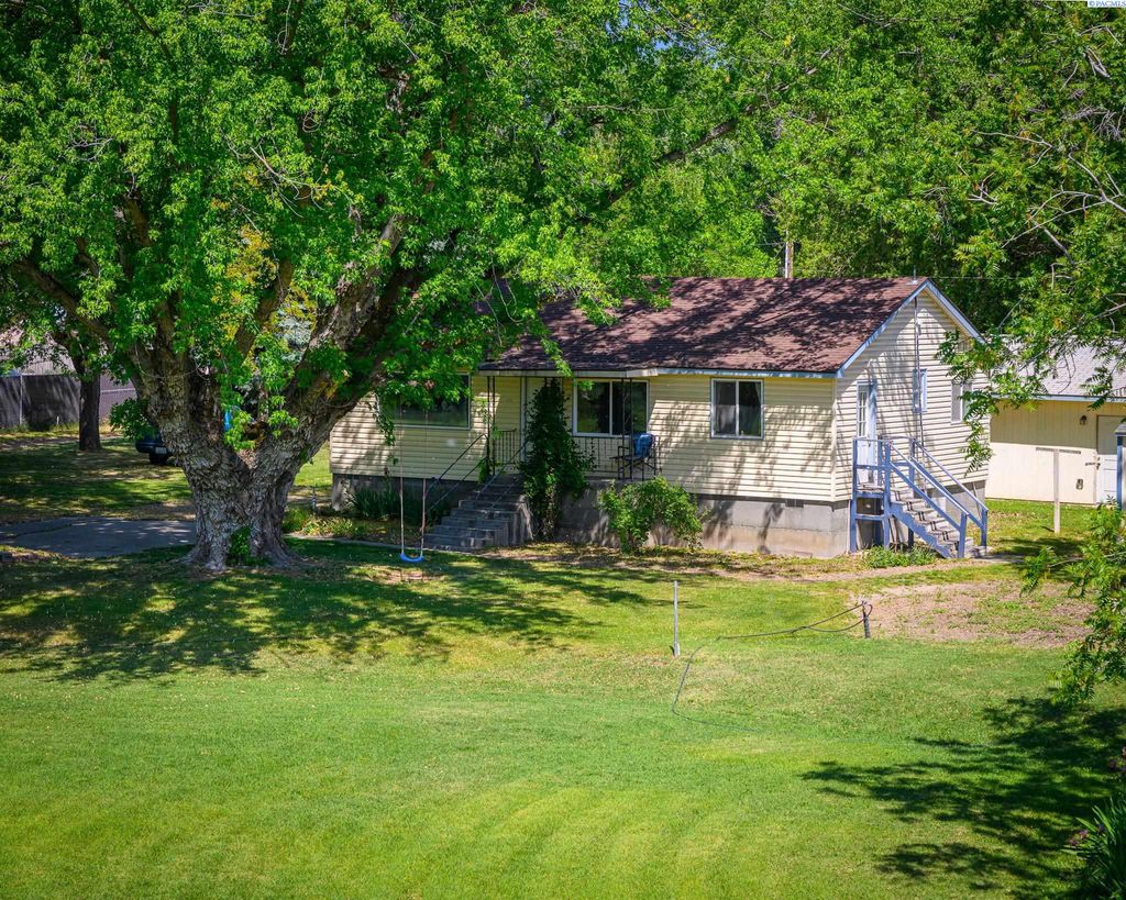 Photo of 101 Abby Avenue #b AVE, Benton City, WA 99320 (MLS # 292769)