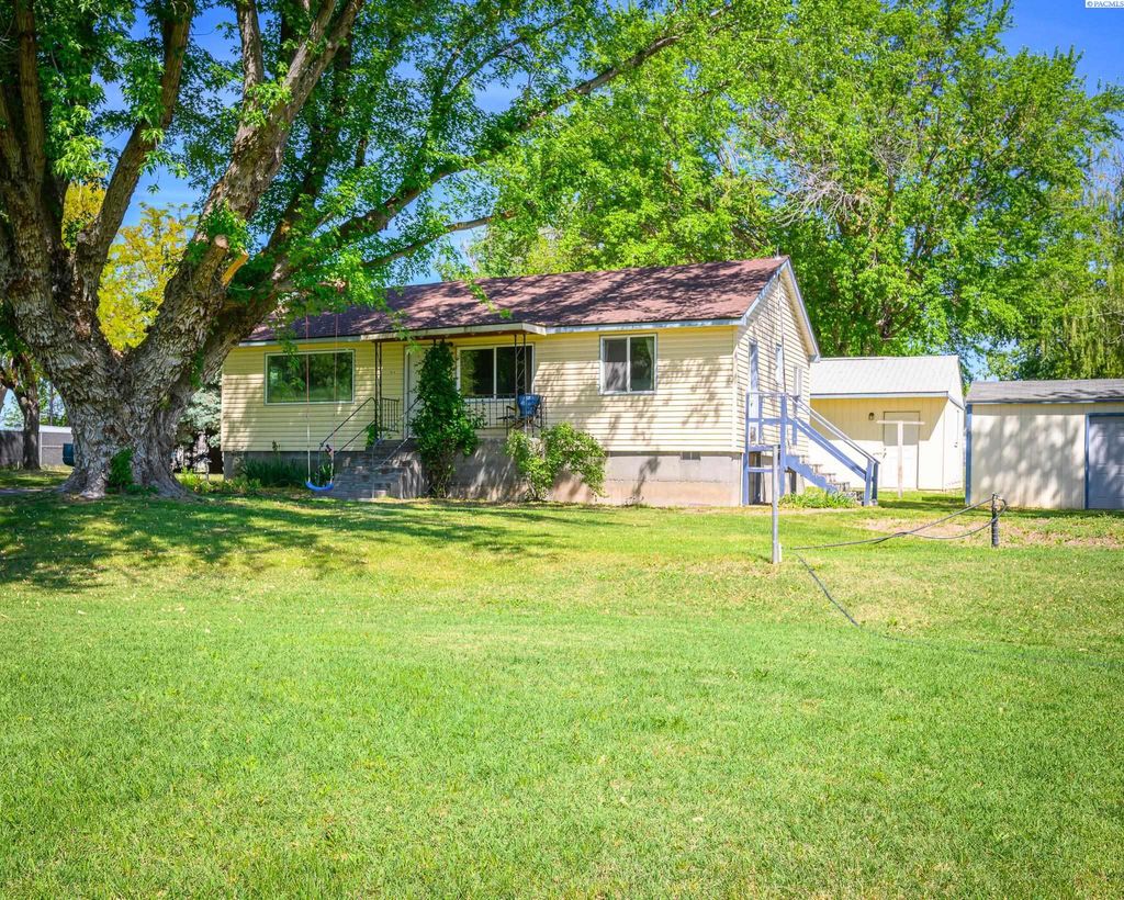 Photo of 101 Abby Avenue #b AVE, Benton City, WA 99320 (MLS # 292769)